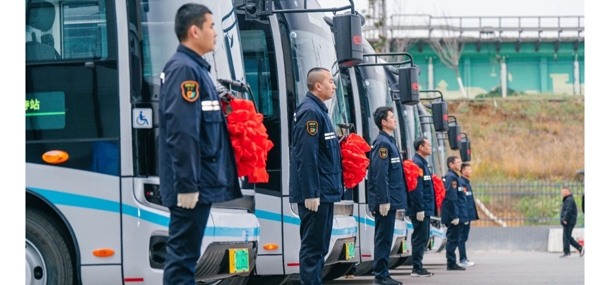 促进两网融合，120台“地铁巴士”新车开上成都街头