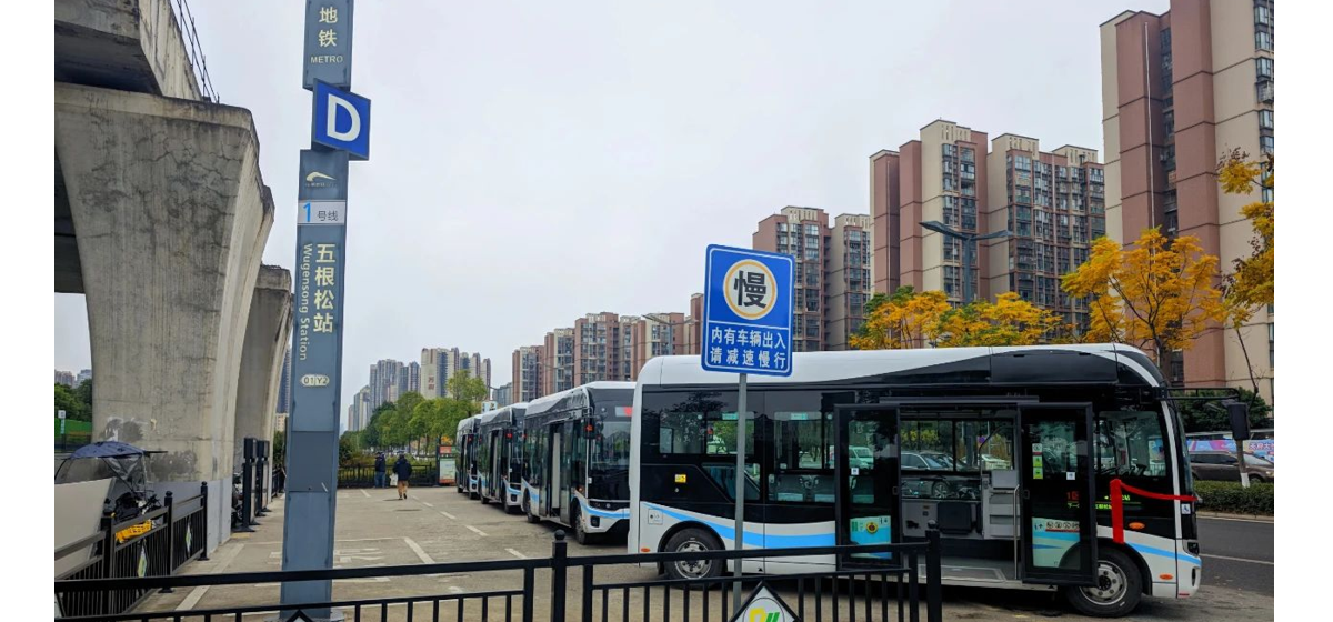 促进两网融合，120台“地铁巴士”新车开上成都街头