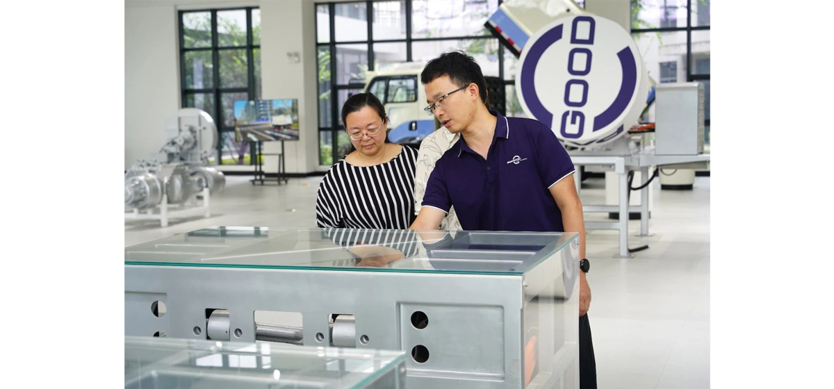 中国机械工业集团天工院副院长刘艳芳等一行领导专家调研盘毂