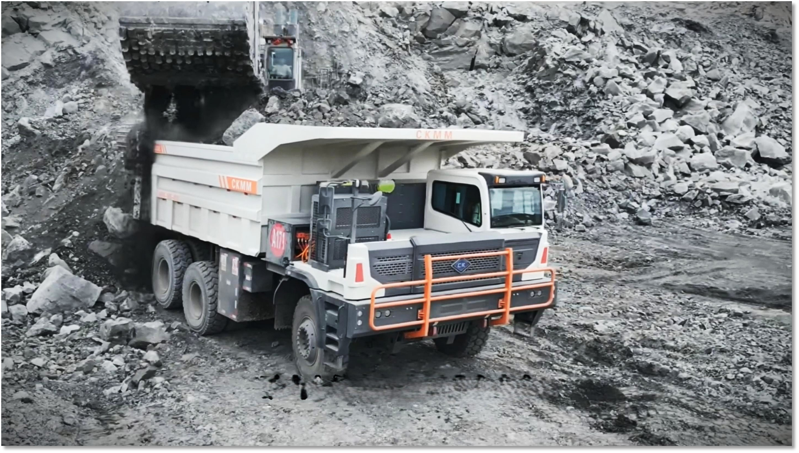 搭载盘毂PDS900KCD，常矿CKD135E电动矿卡批量交付新疆
