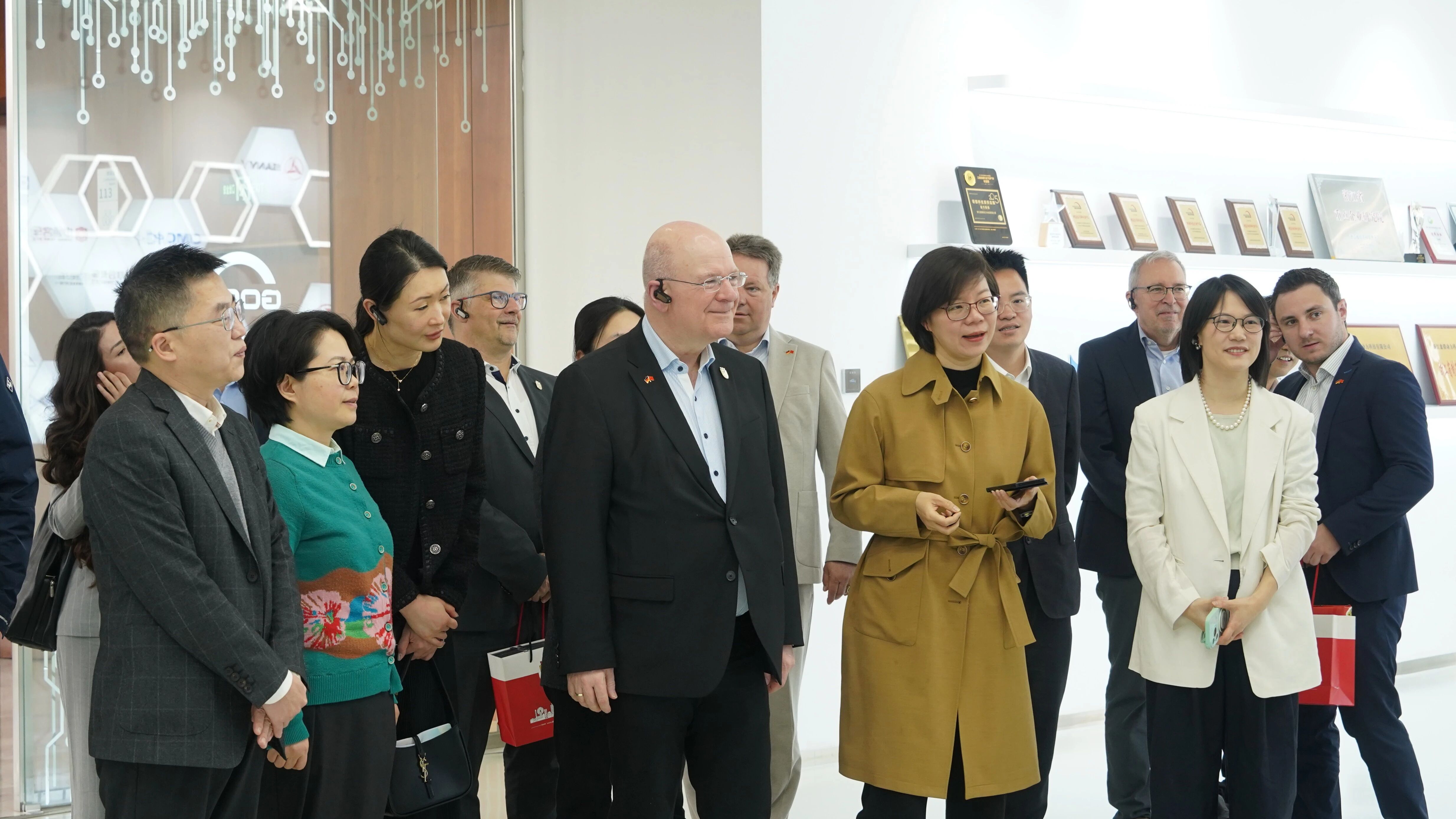 德国迪伦市市长代表团到访盘毂动力，高度认可轴向磁通电机创新实力