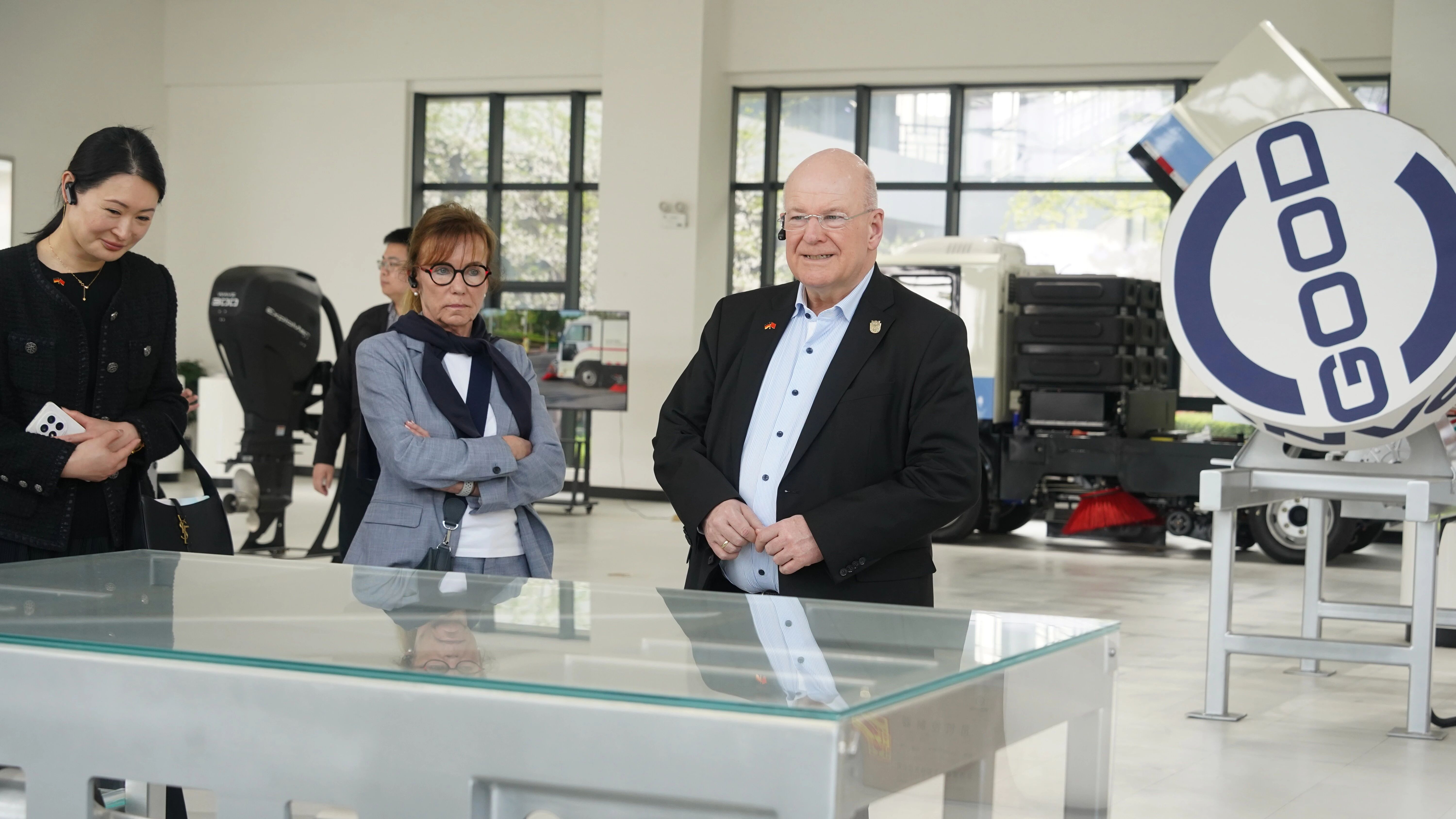 德国迪伦市市长代表团到访盘毂动力，高度认可轴向磁通电机创新实力