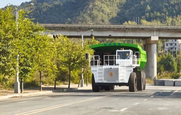 盘毂核心动力加持，紫金龙净LK220E纯电矿卡高效征服矿山极端工况