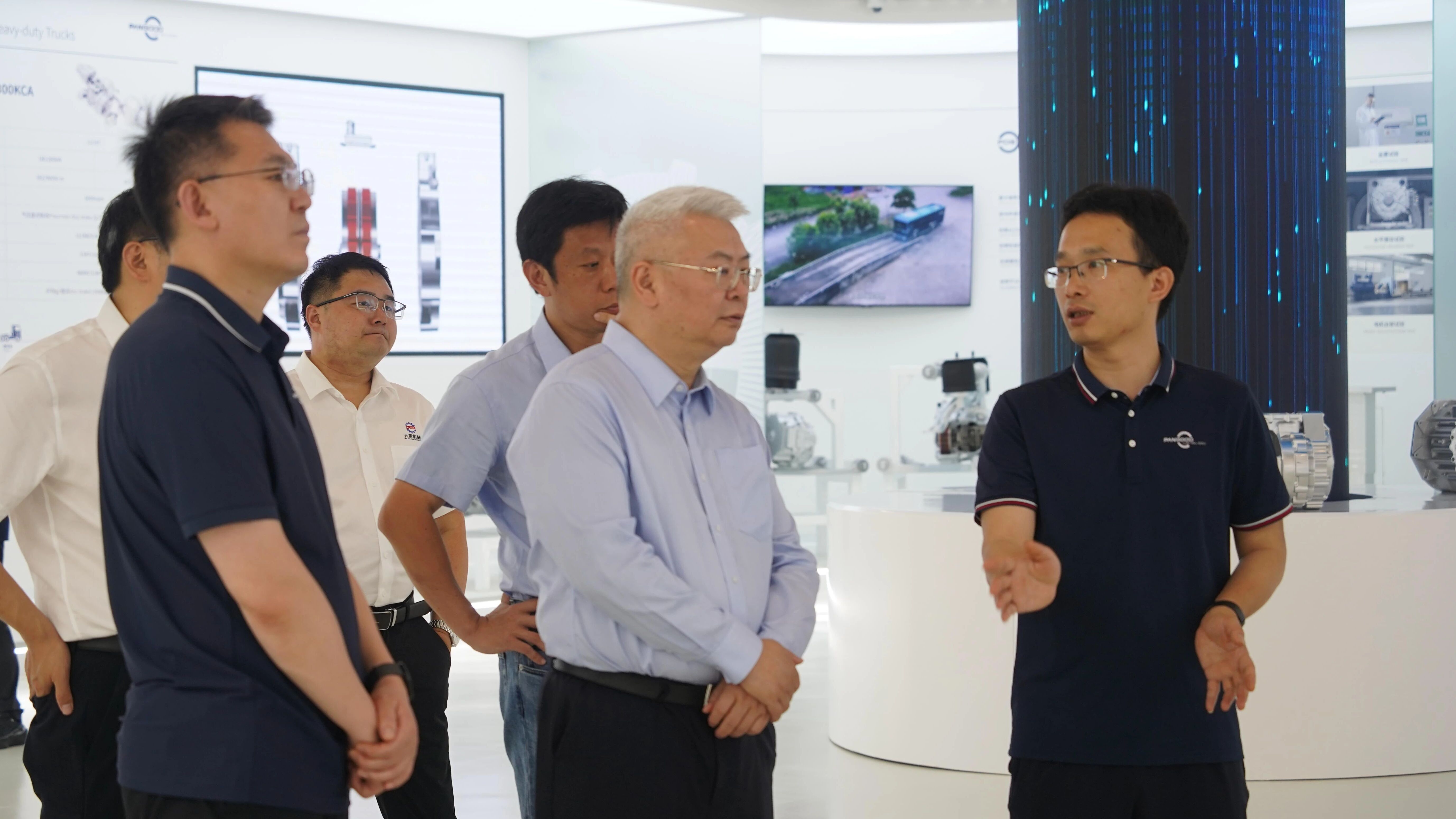 中国电建租赁公司党委委员、副总经理彭顺海一行莅临盘毂考察指导