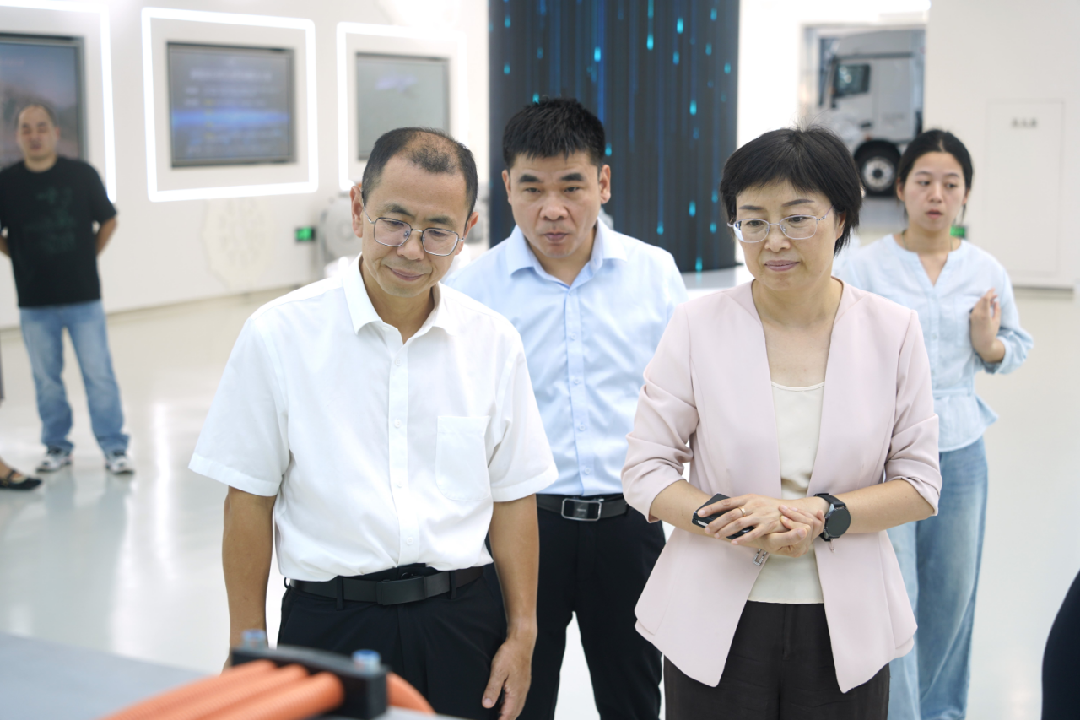省经信厅党组成员、副厅长黄旭荣一行莅临盘毂动力调研指导 省经信厅党组成员、副厅长黄旭荣一行莅临盘毂动力调研指导