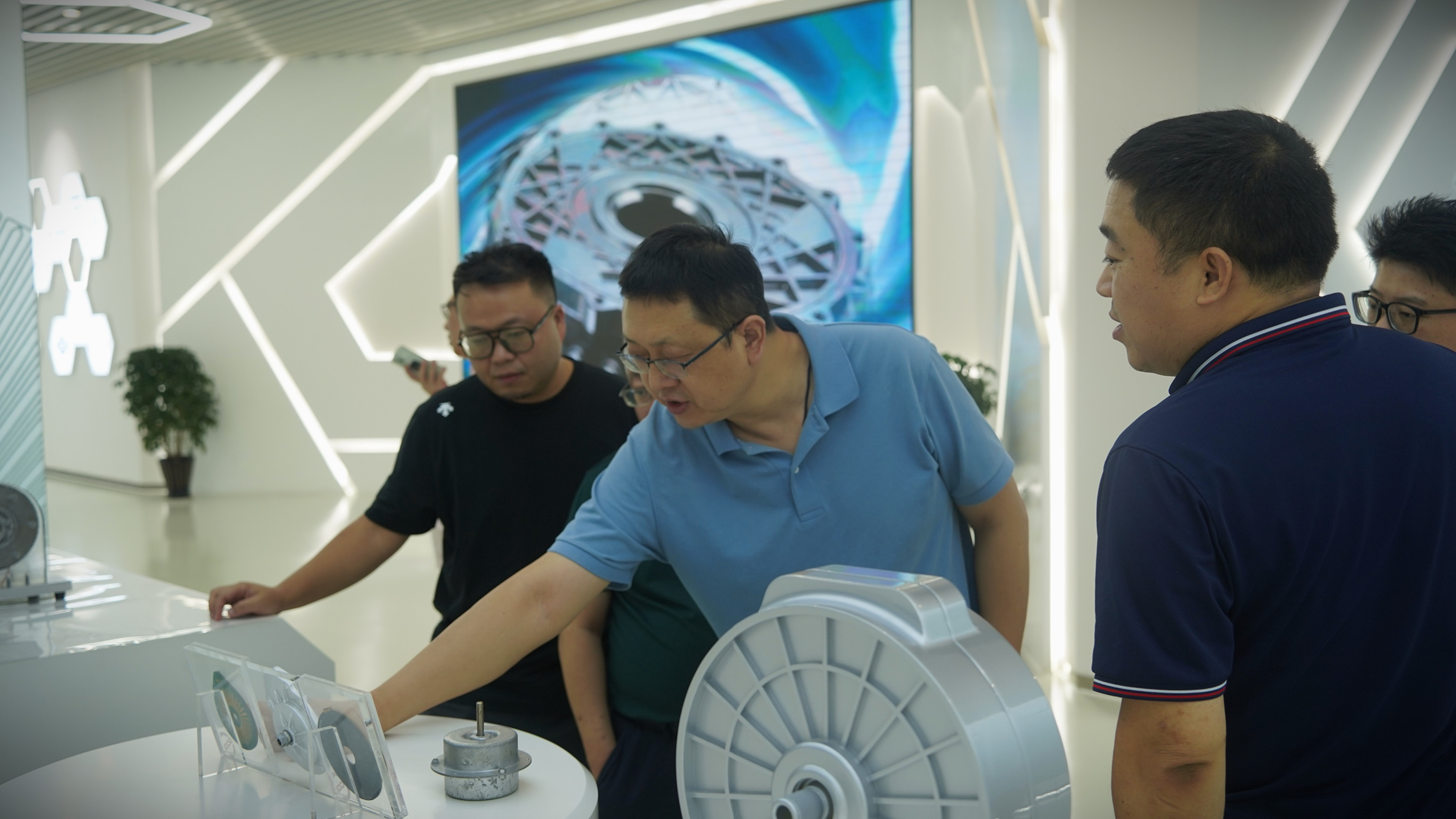 深化多领域协同合作 | 万江科技董事长贺新一行到访盘毂 深化多领域协同合作 | 万江科技董事长贺新一行到访盘毂