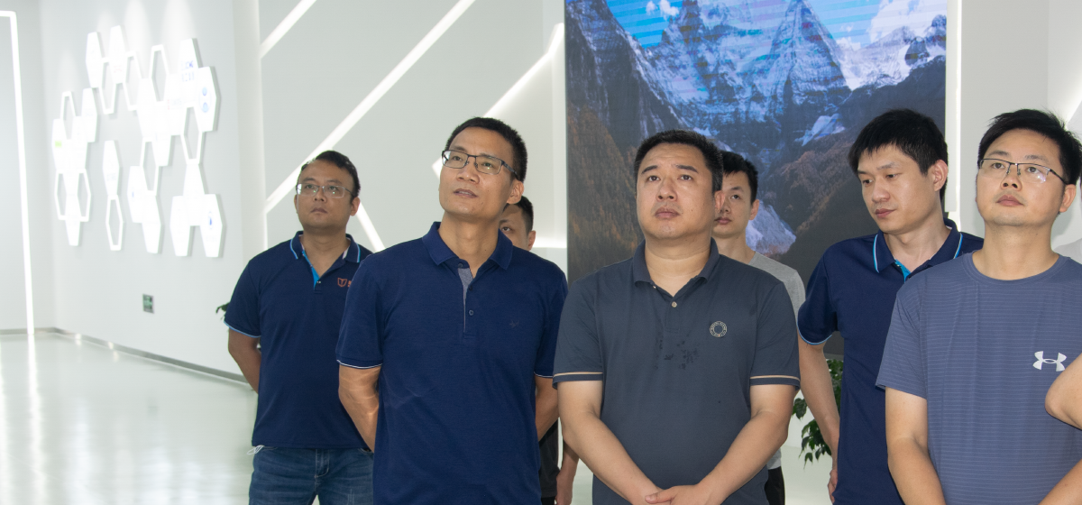 联合卡车技术中心主任陆何俊一行莅临盘毂动力参观调研！