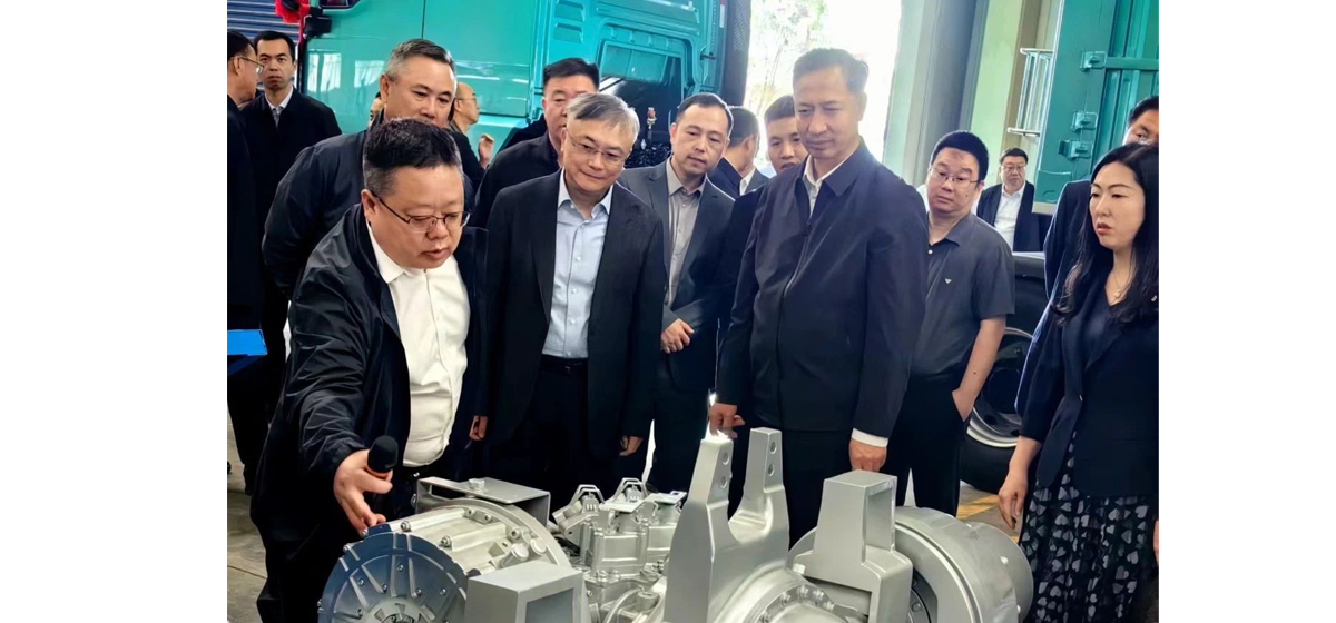 加快培育重卡“新质生产力”，盘毂“倍动力”赋能，市委书记点赞！大同市首台底部换电牵引重卡下线